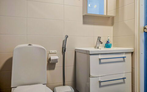 Parashimos B: Toilleten Sitz, Badezimmer, Armatur, Bad Sink, Toilette, Sinken, Flooring, Badezimmerschrank, Interior Design, Fussboden