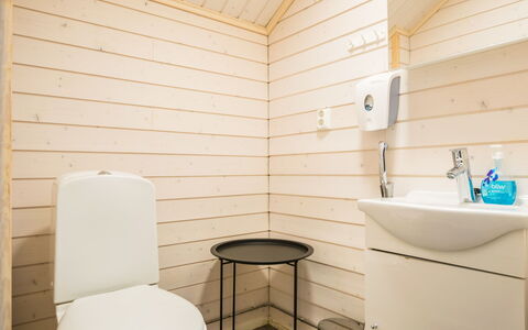 Parashimos B: Flooring, Holz, Fussboden, Interior Design, Armatur, Zimmer, Toilette, Decke, Badezimmer, Holzbeize