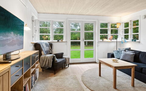 Niela - 400M from the Sea: Möbel, Interior Design, Flooring, Fussboden, Couch, Holz, Decke, Wohnzimmer, Zimmer, Beleuchtung