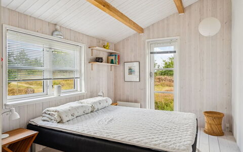 Sorja - 170M from the Sea: Holz, Schlafzimmer, Interior Design, Decke, Fussboden, Zuhause, Bett, Flooring, Möbel, Bettdecke