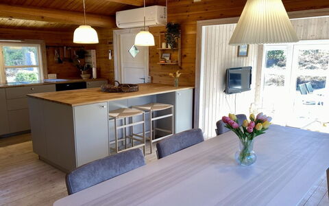 Sorja - 170M from the Sea: Möbel, Flooring, Interior Design, Holz, Fussboden, Countertop, Küche, Light Fixture, Decke, Küche & Esszimmer Tisch