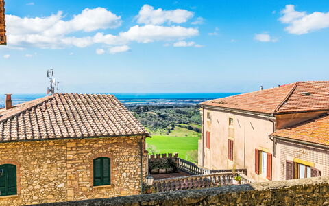 Il Sogno Toscano: Himmel, Blau, Wand, Horizont, Dorf, Steinwand, Stockfotografie