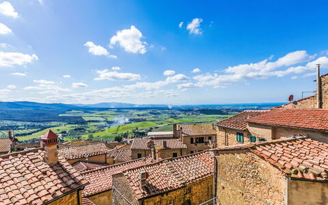 Il Sogno Toscano: Horizont, Landschaft, Wohngebiet, Ländliches Gebiet, Dach, Dorf, Menschliche Siedlung, Vorort, Morgen, Steigung