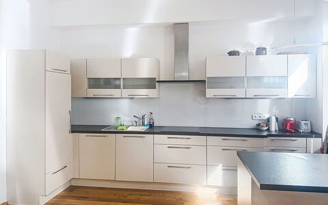 Budweis Center View: Küchengerät, Küche, Countertop, Cabinetry, Flooring, Möbel, Major Appliance, Interior Design, Holz, Haushaltsgerät