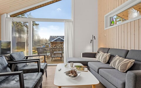 Frudde - 500M from the Sea: Holz, Interior Design, Couch, Flooring, Wohnzimmer, Fussboden, Zuhause, Möbel, Zimmer