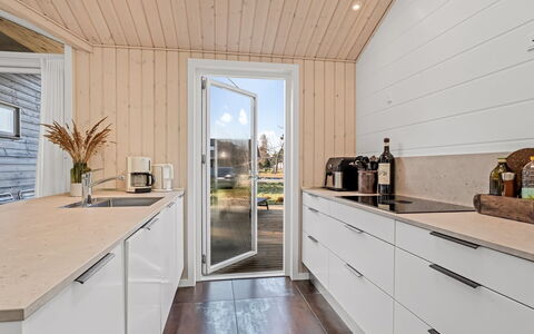Frudde - 500M from the Sea: Holz, Flooring, Holzboden, Fussboden, Hartholz, Countertop, Holzbeize, Planke, Laminatboden, Küche