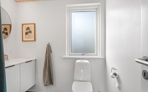 Frudde - 500M from the Sea: Toilleten Sitz, Flooring, Fussboden, Toilette, Armatur, Interior Design, Holz, Badezimmer, Installation, Sinken