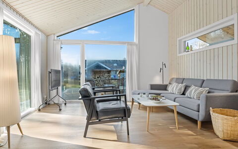 Frudde - 500M from the Sea: Interior Design, Holz, Möbel, Wohnzimmer, Couch, Flooring, Decke, Zuhause, Fussboden, Zimmer