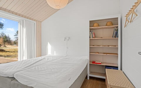 Frudde - 500M from the Sea: Holz, Decke, Flooring, Schlafzimmer, Fussboden, Interior Design, Bett, Zuhause, Zimmer, Holzboden