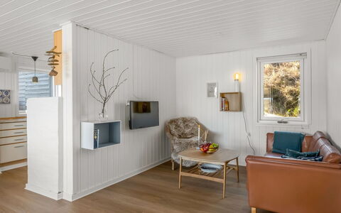 Aiden - 650M from the Sea: Möbel, Holz, Interior Design, Flooring, Fussboden, Stuhl, Zimmer, Decke, Wohnzimmer, Wohnung