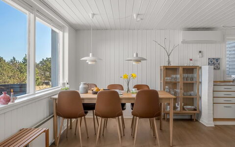 Aiden - 650M from the Sea: Möbel, Holz, Interior Design, Flooring, Fussboden, Stuhl, Zimmer, Decke, Wohnzimmer, Wohnung