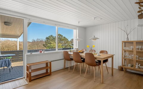 Aiden - 650M from the Sea: Möbel, Holz, Interior Design, Flooring, Fussboden, Stuhl, Zimmer, Decke, Wohnzimmer, Wohnung