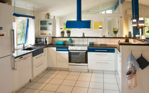 Nis - 900M from the Sea: Küche, Countertop, Interior Design, Flooring, Küchengerät, Möbel, Major Appliance, Cabinetry, Decke, Fussboden