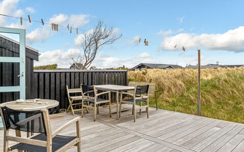 Enni - 350M from the Sea: Möbel, Holz, Interior Design, Flooring, Fussboden, Stuhl, Zimmer, Decke, Wohnzimmer, Wohnung