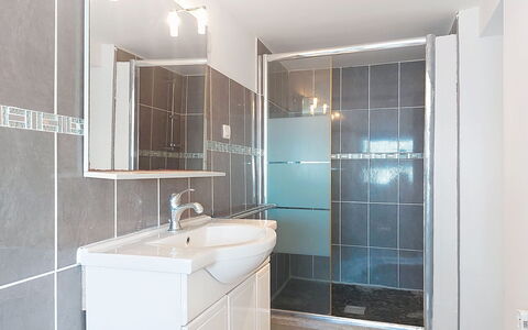 Casa Giuliani: Armatur, Flooring, Fussboden, Interior Design, Bad Sink, Decke, Installation, Badezimmer, Beleuchtung, Sinken