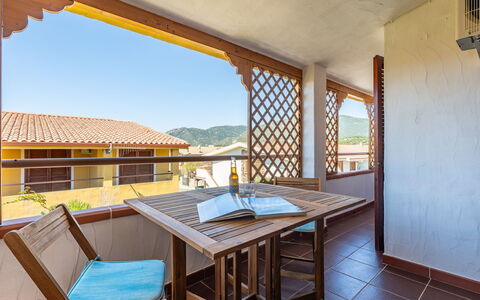 Fortuna: Holz, Decke, Interior Design, Holzbeize, Balkon, Wohnung, Schatten, Hartholz, Stuhl, Küche & Esszimmer Tisch