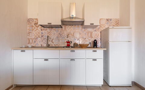Fortuna: Küche, Countertop, Küchengerät, Cabinetry, Major Appliance, Flooring, Interior Design, Spüle, Fussboden, Schrank