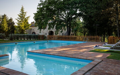 Maison Badia a Passignano: Schwimmbad, Resort, Water Feature, Hazienda, Estate, Thermae, Eco Hotel, Schatten, Gartenmöbel, Ferienort