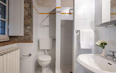 Maison Badia a Passignano: Badezimmer, Toilleten Sitz, Bad Sink, Armatur, Wand, Sinken, Interior Design, Toilette, Flooring, Fussboden