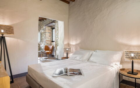 Maison Badia a Passignano: Wand, Möbel, Interior Design, Flooring, Schlafzimmer, Bett, Fussboden, Decke, Textil, Bettdecke