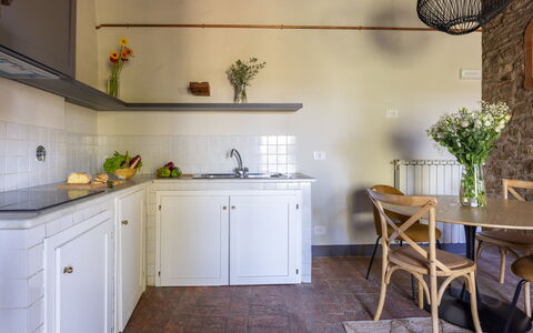 Maison Badia a Passignano: Wand, Interior Design, Flooring, Holz, Möbel, Countertop, Küche, Fussboden, Cabinetry, Armatur