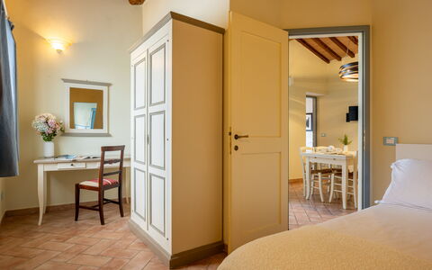 Casa Stella Serena, Casole D'Elsa, Pool: Interior Design, Wand, Decke, Zimmer, Fussboden, Flooring, Möbel, Schlafzimmer, Beleuchtung, Zuhause