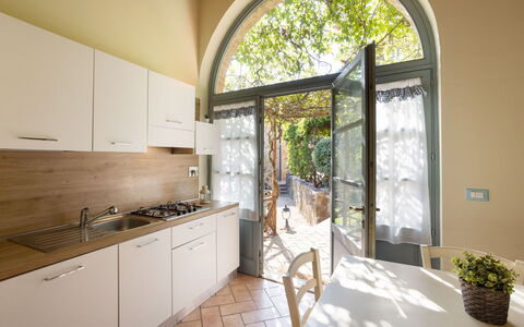 Casa Stella Serena, Podere le Scopaie, Pool: Interior Design, Flooring, Küche, Fussboden, Countertop, Decke, Küchengerät, Major Appliance, Küche & Esszimmer Tisch, Holzbeize