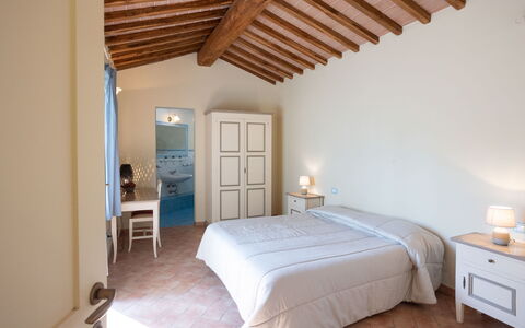 Casa Stella Serena, Podere le Scopaie, Pool: Möbel, Bett, Schlafzimmer, Interior Design, Wand, Flooring, Holz, Fussboden, Decke, Bettdecke