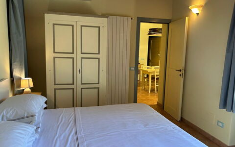 Casa Stella Serena, Casole D'Elsa, Pool: Möbel, Bett, Interior Design, Schlafzimmer, Fussboden, Holz, Flooring, Bettdecke, Bedding, Zimmer