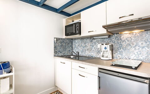 Iduski Ayzea: Armatur, Flooring, Fussboden, Sinken, Interior Design, Zapfhahn, Countertop, Installation, Küche, Wohnung