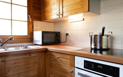 Chalet le Trèfle: Küche, Cabinetry, Countertop, Küchengerät, Möbel, Major Appliance, Holz, Sinken, Spüle, Armatur