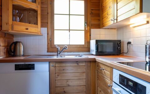 Chalet le Trèfle: Küche, Cabinetry, Holz, Countertop, Sinken, Flooring, Möbel, Küchengerät, Interior Design, Armatur