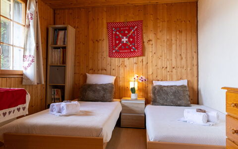 Chalet le Trèfle: Möbel, Interior Design, Schlafzimmer, Bett, Flooring, Holz, Fussboden, Zimmer, Bettdecke, Linens