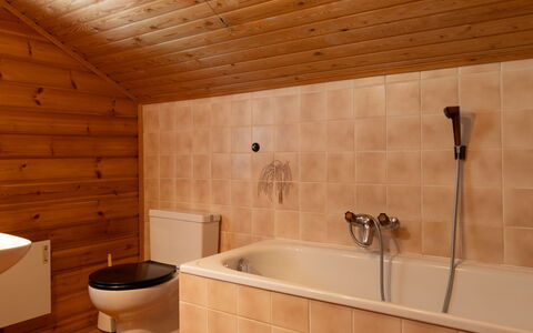 Chalet le Trèfle: Badezimmer, Armatur, Flooring, Wand, Holz, Fussboden, Badewanne, Bad Sink, Interior Design, Sinken