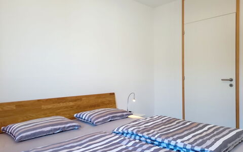 Residenza Eride - Apt.4: Bett, Schlafzimmer, Flooring, Wand, Interior Design, Fussboden, Holz, Bettdecke, Bedding, Holzboden