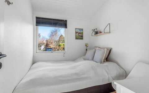 Avelina - 700M from the Sea: Holz, Schlafzimmer, Interior Design, Bett, Fussboden, Bettdecke, Flooring, Bedding, Decke, Zuhause
