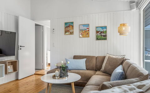 Avelina - 700M from the Sea: Flooring, Interior Design, Holz, Fussboden, Decke, Couch, Holzboden, Möbel, Wohnzimmer, Zuhause