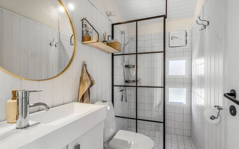 Avelina - 700M from the Sea: Badezimmer, Armatur, Interior Design, Flooring, Fussboden, Toilette, Installation, Toilleten Sitz, Zapfhahn, Spiegel
