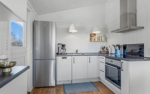 Avelina - 700M from the Sea: Küche, Küchengerät, Major Appliance, Flooring, Holz, Interior Design, Decke, Countertop, Fussboden, Haushaltsgerät