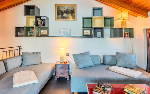 La Torre a Dorio: Möbel, Interior Design, Wand, Couch, Flooring, Zimmer, Decke, Holz, Fussboden, Wohnzimmer