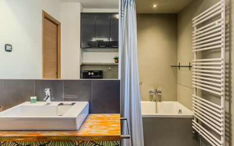 La Torre a Dorio: Badezimmer, Armatur, Flooring, Wand, Interior Design, Fussboden, Sinken, Bad Sink, Zapfhahn, Decke