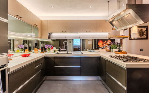 La Torre a Dorio: Küche, Countertop, Küchengerät, Major Appliance, Interior Design, Herd, Cabinetry, Flooring, Decke, Beleuchtung