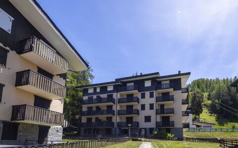 Villa Adele: Wohngebiet, Wohnung, Fassade, Zuhause, Haus, Eigentumswohnung, Estate, Balkon, Vorort, Garten