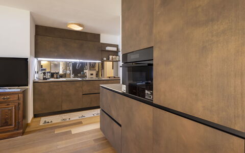 Villa Adele: Flooring, Holz, Möbel, Fussboden, Interior Design, Braun, Countertop, Küche, Cabinetry, Holzboden