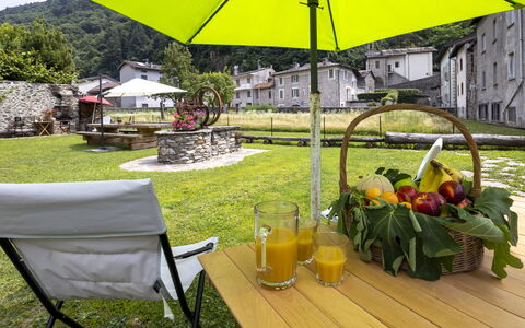 Valtellina 646: Gartenmöbel, Regenschirm, Tisch Im Freien, Garten, Stuhl, Landscaping, Terrasse, Rasen, Küche & Esszimmer Tisch, Garten