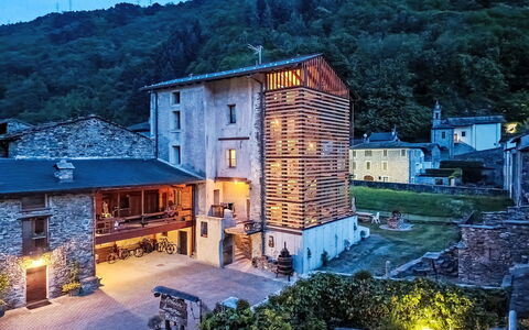 Valtellina 646: Wasser, Baum, Schwimmbad, Resort, Garten, Eco Hotel, Schatten, Landscaping, Tropen