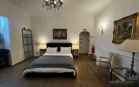 Maison D'Alice: Schlafzimmer, Bett, Möbel, Interior Design, Flooring, Fussboden, Bettdecke, Bedding, Decke, Beleuchtung