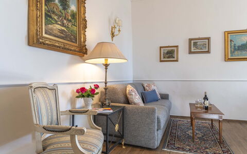 Maison D'Alice: Möbel, Interior Design, Couch, Flooring, Wohnzimmer, Bilderrahmen, Zimmer, Beleuchtung, Fussboden, Tabelle