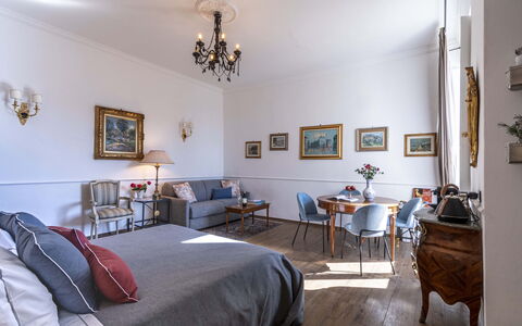 Maison D'Alice: Möbel, Interior Design, Flooring, Zimmer, Decke, Textil, Fussboden, Bilderrahmen, Beleuchtung, Zuhause