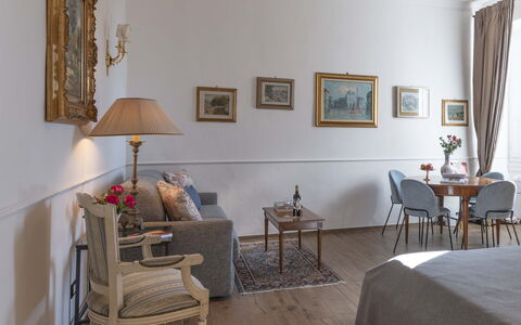 Maison D'Alice: Möbel, Interior Design, Flooring, Holz, Fussboden, Zimmer, Bilderrahmen, Beleuchtung, Tabelle, Wohnzimmer